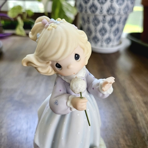 Precious Moments® 2001 "Nearer To The Heart Of God" Figurine #890731 - Picture 7 of 15